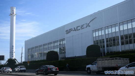 2026 年 6 月 8 日，加州霍桑市，一辆汽车驶过 SpaceX 厂区外展出的猎鹰 9 号火箭。