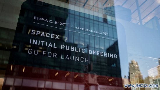 2026 年 6 月 4 日，好意思国纽约好意思国银行大楼外竖起 SpaceX 上市宣传牌